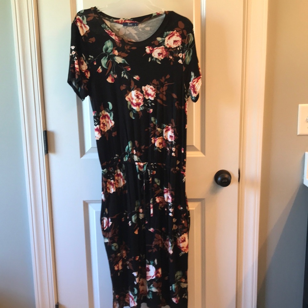 Floral Short-Sleeve Black Midi Dress with Rose Print